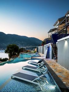 Bazén v ubytování Sappho Boutique Suites nebo v jeho okolí