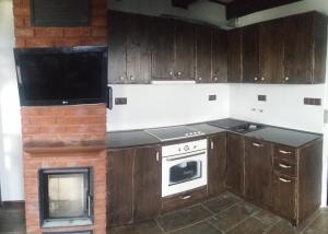 uma cozinha com armários de madeira e um fogão em PANORAMA RANČ em Ježíci