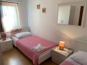 Postel nebo postele na pokoji v ubytování Apartments Ema