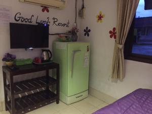 un frigorifero verde in una stanza con una TV di goodluck resort@phayao a Phayao