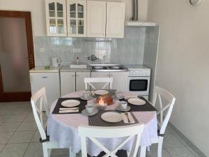 Kuchyň nebo kuchyňský kout v ubytování Apartments Ema