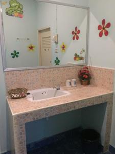 帕堯的住宿－goodluck resort@phayao，浴室的柜台设有水槽和镜子