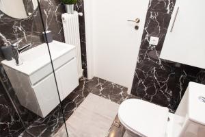 Vonios kambarys apgyvendinimo įstaigoje Luxurious Apartment in Athens Downtown
