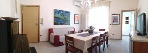 eine Küche und ein Esszimmer mit einem Tisch und Stühlen in der Unterkunft House Lido in Gallipoli