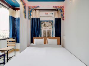 Un pat sau paturi într-o cameră la Island Tower Guest house