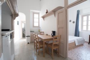 a kitchen and dining room with a table and chairs at Chez Georges in Parikia