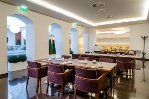 Majoituspaikan IMLAUER Hotel Nestroy Wien ravintola tai vastaava paikka