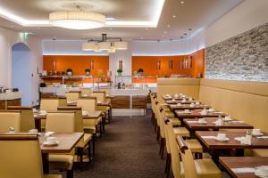 Majoituspaikan IMLAUER Hotel Nestroy Wien ravintola tai vastaava paikka