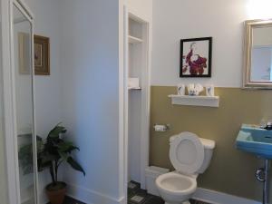 łazienka z toaletą i umywalką w obiekcie The Island Inn w mieście Ingonish Beach