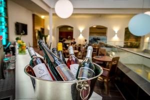 Juomia majoituspaikassa IMLAUER Hotel Nestroy Wien