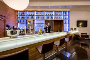 Majoituspaikan IMLAUER Hotel Nestroy Wien baari tai lounge-tila