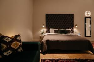 ブダペストにあるTG Hotel Apartments Budapestの大きなベッドとソファのある寝室 +37枚の写真