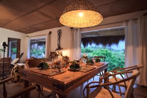 uma mesa de jantar com cadeiras e um lustre em Hillside Retreat – Africa Amini Life em Usa River