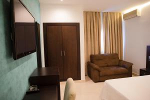TV a/nebo společenská místnost v ubytování Hotel El Mesón