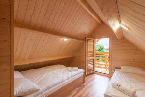 トシェンサチにあるTRZĘSAWISKOのウッドルーム ベッド2台 窓付 +58枚の写真