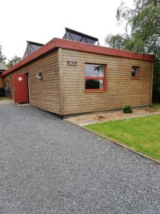 Ein Haus mit dem Nummernschild auf der Seite in der Unterkunft Annexet in Hjørring