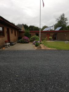 ein Haus mit einer Fahnenstange in der Einfahrt in der Unterkunft Annexet in Hjørring