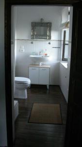 Baño blanco con aseo y lavamanos en Sole e Ventu (70 qm), en San-Giovanni-di-Moriani