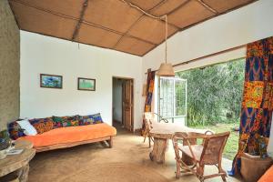 Khu vực ghế ngồi tại Hillside Retreat – Africa Amini Life