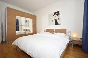 Giường trong phòng chung tại 1BR on perfect location - Mill 314