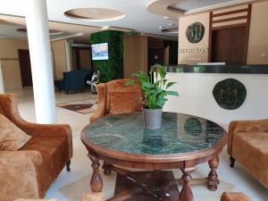 um lobby com uma mesa com uma planta sobre ele em Clepsydra Residence em Plovdiv