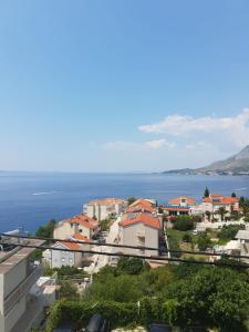 einen Blick auf eine Stadt mit dem Meer im Hintergrund in der Unterkunft Apartmani Atila Damir in Omiš