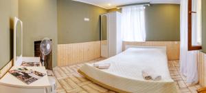 ein Schlafzimmer mit einem großen weißen Bett und einem Fenster in der Unterkunft Guest House Mart Villa in Martvili