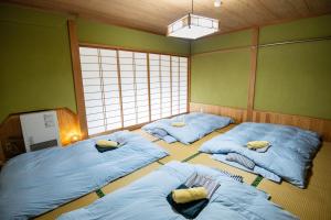 Rúm í herbergi á Toemu Nozawa Lodge