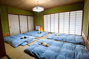 Rúm í herbergi á Toemu Nozawa Lodge