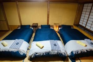 Rúm í herbergi á Toemu Nozawa Lodge