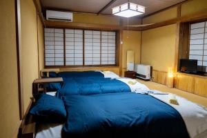Rúm í herbergi á Toemu Nozawa Lodge