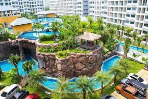 an aerial view of a resort with a swimming pool at 馬爾代夫渡假式公寓酒店 in Pattaya South