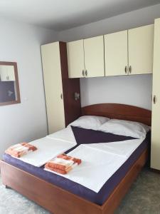 Ein Bett oder Betten in einem Zimmer der Unterkunft Apartmani Atila Damir