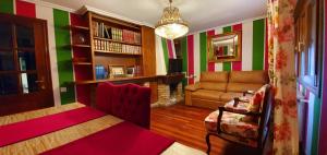 a living room with a couch and a chair at La Casa de Begoña in Laguardia