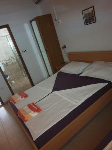 Posteľ alebo postele v izbe v ubytovaní Apartmani Atila Damir