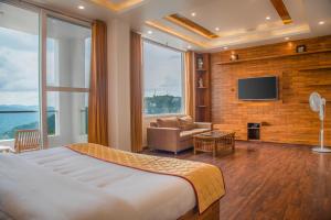1 dormitorio con cama, sofá y TV en The White Haven Homestay (Shimla), en Shimla