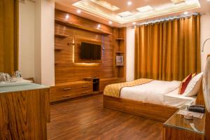 1 dormitorio con cama, lavabo y TV en The White Haven Homestay (Shimla), en Shimla