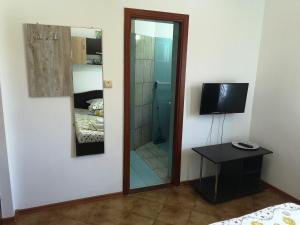 TV a/nebo společenská místnost v ubytování Casa Aura Costinești