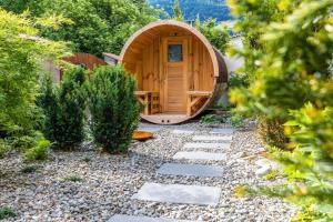 un sauna en bois au milieu d'un jardin dans l'établissement Wohlfühlhotel Mei Auszeit, à Plaus