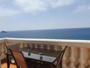 ベニドルムにあるEl Barcoの海を見渡すバルコニー(テーブル、椅子付)