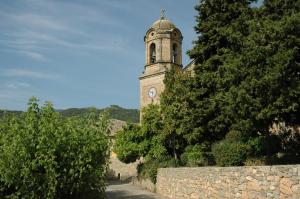 une tour d'horloge au sommet d'un immeuble dans l'établissement Cal Gironell, à Santa María de Meyá