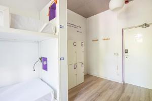 马德里Safestay Madrid Central的带双层床和镜子的卧室