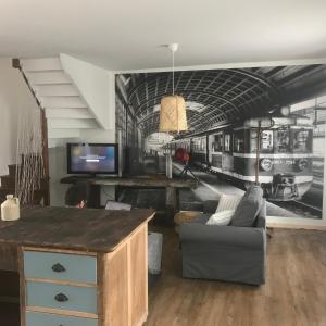 un soggiorno con un murale di un treno sul muro di Cottage familial a Ozeville