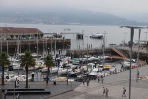 un grupo de barcos atracados en un puerto deportivo en R4Hostel, en Vigo