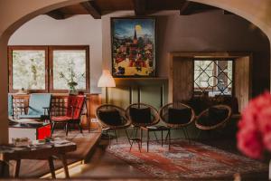 ein Wohnzimmer mit Stühlen und einem Wandgemälde in der Unterkunft SEEBICHL haus am see Designhotel Kitzbühel in Kitzbühel