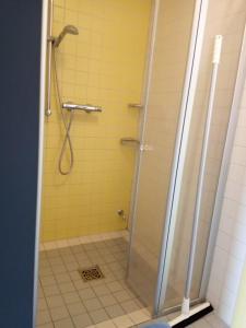 y baño con ducha y puerta de cristal. en Jugendherberge Glückstadt en Glückstadt