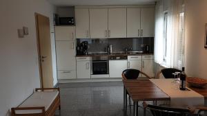 Kuchyň nebo kuchyňský kout v ubytování Haus Bramland --- 2 FeWo's --- EG 60qm und OG 55qm