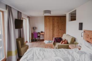 TV a/nebo společenská místnost v ubytování SEEBICHL haus am see Designhotel Kitzbühel