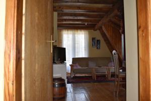 Vikendica Balvaniste في ياهورينا: غرفة معيشة مع أريكة وتلفزيون +15 صورة