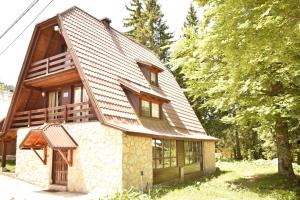 Vikendica Balvaniste في ياهورينا: منزل عليه سقف مقامر